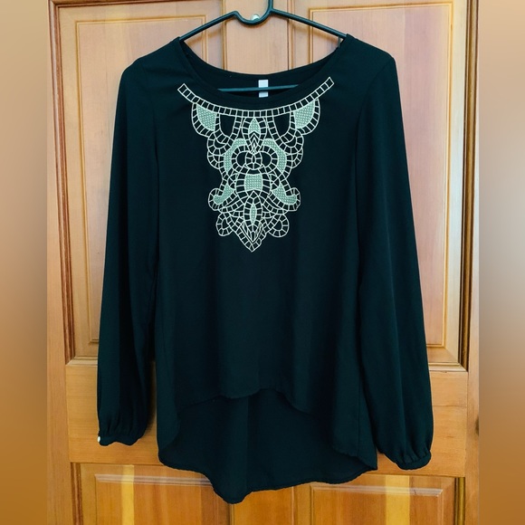 Xhilaration Womens Black Blouse Sz M with Off White  Appliqué and long sleeves - Picture 3 of 3
